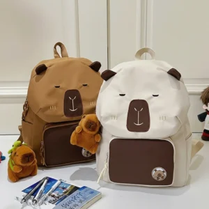 Brauner Capybara Rucksack mit Plüsch-Anhänger, Frontansicht mit 3D-Ohren und besticktem Gesicht