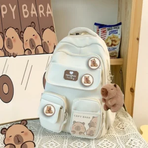 Capybara Kinderrucksack in Creme-Weiß Farbe mit Capybara Abzeichen