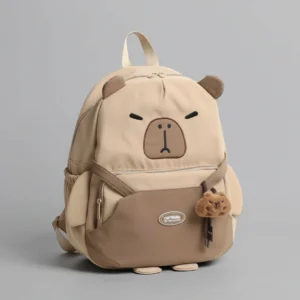 Capybara Rucksack in Khaki Braun mit Latzhosendesign, Vorderansicht