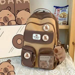 Capybara Kinderrucksack in Mokka-Kaffee Farbe mit Plüschanhänger