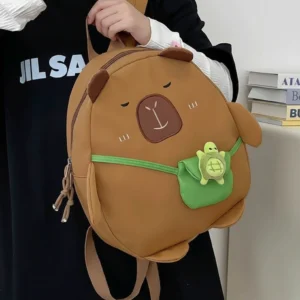 Capybara Rucksack Vorderansicht mit gesticktem Gesicht und 3D Schildkröte
