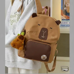 Capybara Rucksack in Weiß, Seitenansicht mit Vordertasche und seitlicher Tasche für Wasserflasche