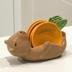 Gesamtansicht des liegenden Capybara Saucenschalen Sets mit 4 Orangen Schälchen
