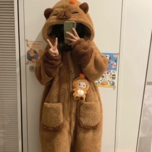 Kuscheliger zweifarbiger Capybara Schlafanzug mit Sherpa Fleece Material
