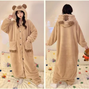 Detailansicht Capybara Gesicht Stickerei auf Kapuze des Capybara Sherpa Fleece Schlafanzugs