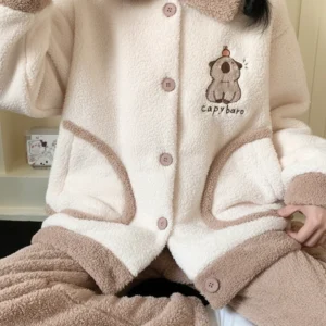 Capybara Schlafanzug Set - kuscheliges Sherpa Pyjama für Mädchen und Frauen mit Capybara Stickerei