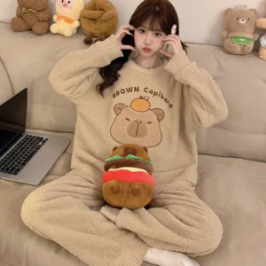Nahaufnahme der Capybara Stickerei auf dem beige Capybara Pyjama Oberteil