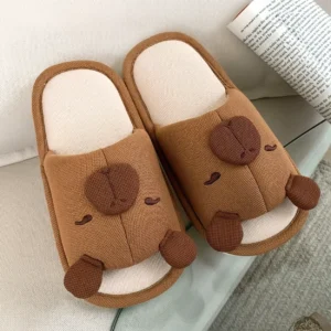 Detailansicht der 3D Ohren an braunen Capybara Schlappen für Capybara Fans