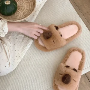 Detailansicht der 3D Capybara Schnauze von kamelbraunen Capybara Plüsch Schlappen