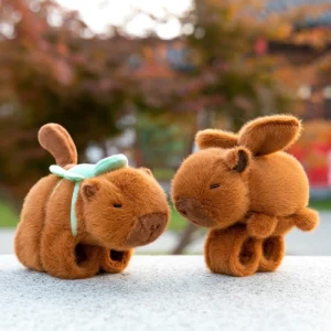 detailansicht des zugmechanismus vom capybara schnapparmband mit wackelndem schwanz