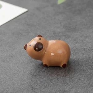 Nahaufnahme des liegenden Capybara Stäbchenhalters mit glänzender Keramikoberfläche
