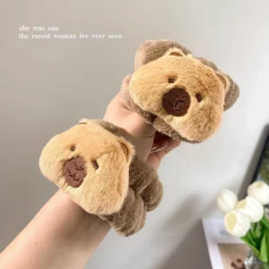 Nahaufnahme der 3D Capybara Stickerei auf dem weichen Capybara Stirnband