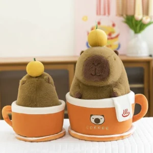 Braunes Capybara Stofftier mit Orange sitzt im orangefarbenen Kaffeebecher Plüschtier