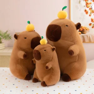 Capybara Stofftier Nahaufnahme mit Orange auf Kopf