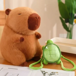 Capybara Stofftier mit Schildkröten Rucksack seitliche Ansicht
