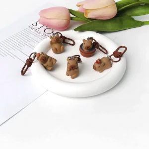 Capybara Taschenanhänger im Set, liegende Capybara Figur mit Frucht auf dem Kopf
