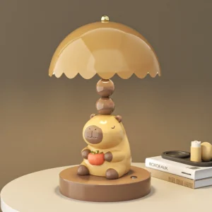 Capybara Tischlampe braun mit Capybara Figur die Orange haelt als Deko