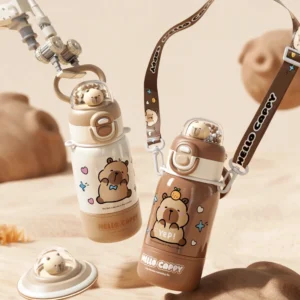 Capybara Trinkflasche mit abnehmbarem Bodenbecher und 3D Deckel Design