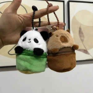 Capybara Portemonnaie und Panda Portemonnaie, beide aufrecht stehend auf einem Tisch, mit Silikon-Schlaufen und Reißverschluss-Fächern