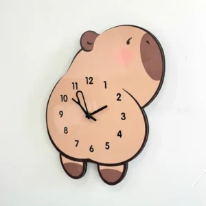 Capybara Wanduhr mit schwingenden Beinen, sanftes braunes Design mit rosigen Wangen