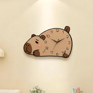 Liegende Capybara Wanduhr mit pendelndem Schweif als Wohnzimmer Dekoration