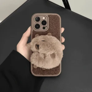 detailansicht plüsch capybara handyhuelle mit pom-pom armband