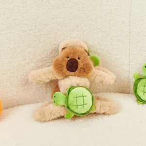 Nahaufnahme der doppelseitigen Plüsch Capybara Haarspange mit braunem Capybara auf einer und grüner Schildkröte auf der anderen Seite