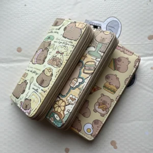 Drei kawaii Capybara Lang-Geldbörsen im Stehen: Snack Attack, Retro Cafe und Sweet Bakery Designs