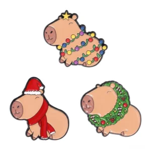 Drei weihnachtliche Capybara Anstecknadeln Set - Capybara Pin mit Santa Outfit, Kranz und Lichtern