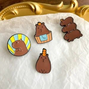 Vierer set dunkelbraune capybara anstecknadeln mit unterschiedlichen entspannten designen meditieren onsen baden orangen balancieren stapeln