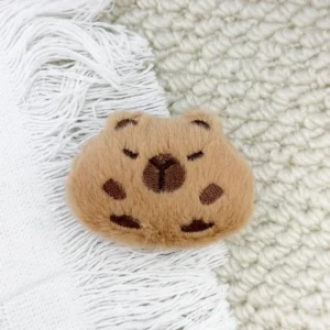 Einzelne braune Capybara Plush Anstecknadel als niedliches Accessoire