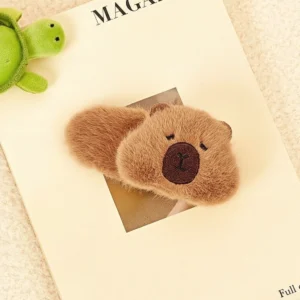 Flauschige Capybara Haarspange aus Kunstfell in Loaf Form mit Stickdetails, braune flauschige Textur von oben