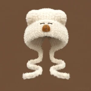 Beige flauschige Capybara-Mütze aus Kunstfell mit langen Plüschbändern und dezentem müden Gesichtsdesign
