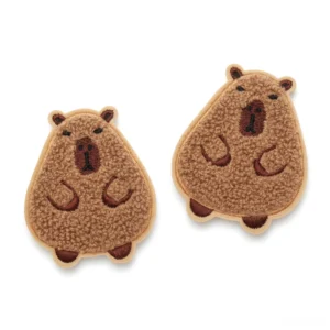 Flauschige Capybara Patch 2er Set, niedliche gestickte Chenille Aufnäher