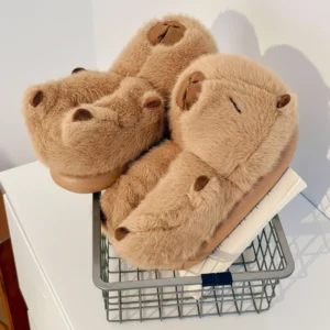 detailansicht der 3d optik von flauschigen capybara schuhen