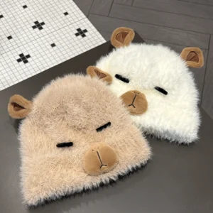 Beige und weiße flauschige Capybara Bucket Hats mit schläfrigen Augen und weicher angoraähnlicher Textur