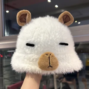 Weißer flauschiger Capybara Bucket Hat mit schläfrigen Augen und weicher angoraähnlicher Textur