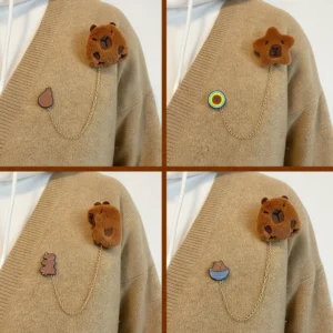 Texturiertes Capybara Anstecknadel Set mit flauschigem braunen Plüsch Kopf und goldener Kette zur Emaille Capybara Pin