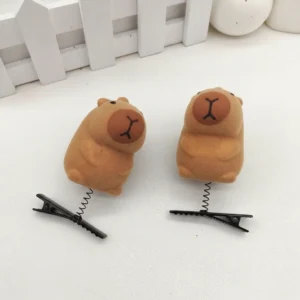 Nahaufnahme der flocked Capybara Haarspange mit Metallfeder, Detailansicht der weichen Capybara-Figur