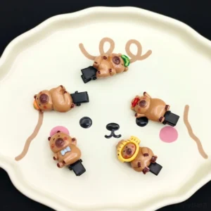 Fünf mini capybaren haarspangen mit verschiedenen 3d harz capybara charms, design mit schildpatt, fischkostüm und roter muetze