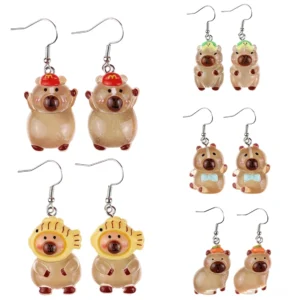 Fünf verschiedene Designs von leuchtenden und unifarbenen Capybara Hängeohrringen, Capybara Ohrringe