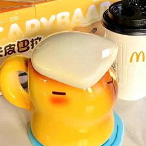 Capybara Tasse Spa Day aus Keramik von der Seite mit passendem handtuchförmigem Deckel