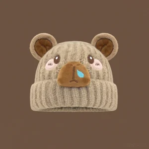 Gestrickte Capybara Beanie für Erwachsene in Weiß mit großen gestickten Glitzaugen, süßer blauer Nasenblase und weichem Jersey-Futter