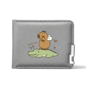 Graue strukturierte Capybara Bifold Geldbörse mit Motiv Crocodile Surfer, vor weißem Hintergrund mit silbernem Metallclip