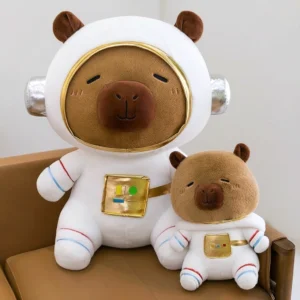 Großes und kleines Astronaut Capybara Kuscheltier im weißen Raumanzug auf einem Stuhl