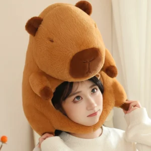 Junge Frau mit großer flauschiger brauner Capybara Plüsch Mütze mit schlafendem Capybara Gesicht