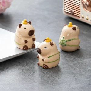 Handbemalte Capybara Keramik Deko Figur fuer den Schreibtisch, Capybara Spielfigur
