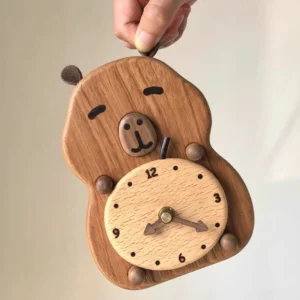 Handgefertigte Capybara Massivholz Tischuhr als dekoratives Schreibtisch Ornament