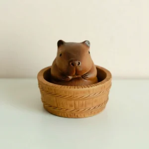 handgemachte lila ton capybara mini figur als zisha tee haustier mit weissem handtuch auf dem kopf