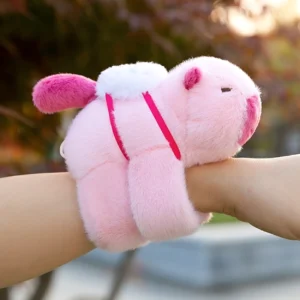 pastellrosa interaktives capybara schnapparmband mit weichem plüsch und weißem wolken-rucksack